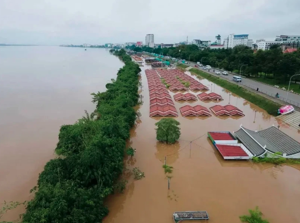 Vietnamese leaders extend sympathy to Laos over flooding